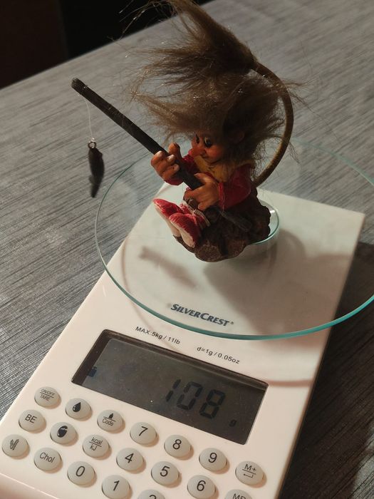 Figura Troll Pescador Vintage
Troll nórdico clássico sentado a pescar