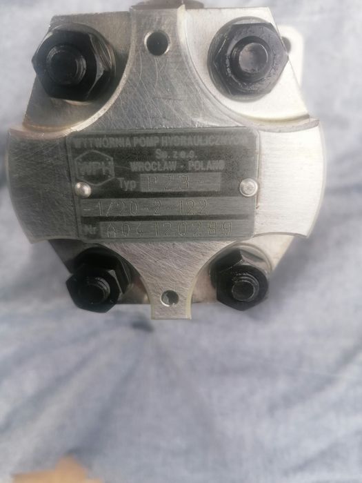 Pompa hydrauliczna z silnikiem,rozdzielaczem i zbiornikiem na olej.