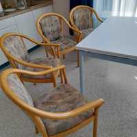 Cztery krzesła tapicerowane z podłokietnikami