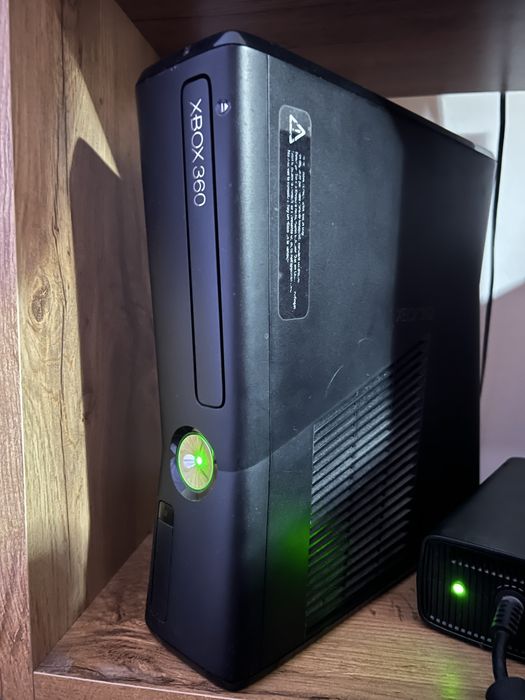 Xbox 360 Slim (+ геймпад)