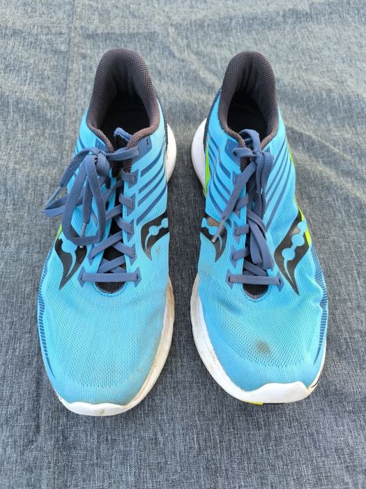 Conjunto de 4 pares de sapatilhas usadas