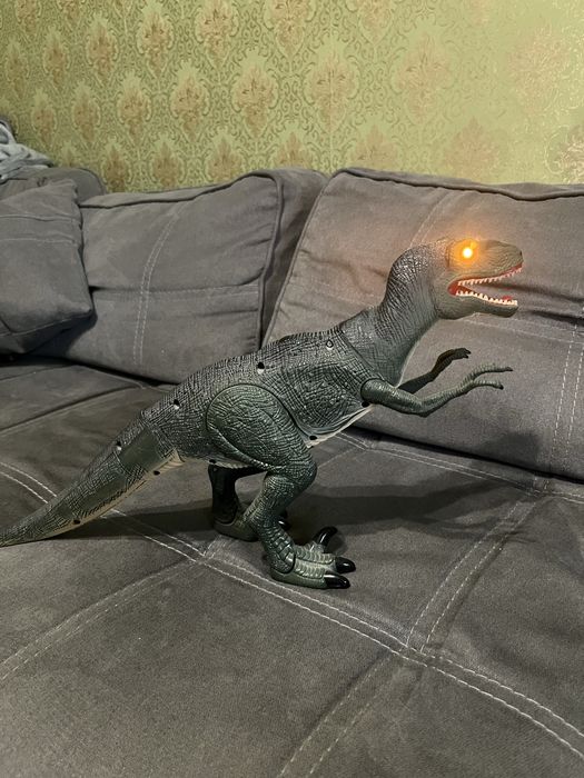 Динозавр на пульті керування