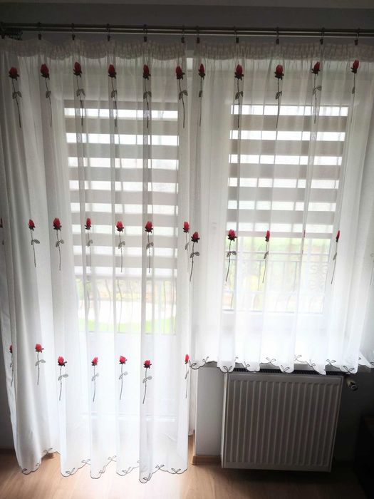 Firanki w różyczki na okno balkonowe