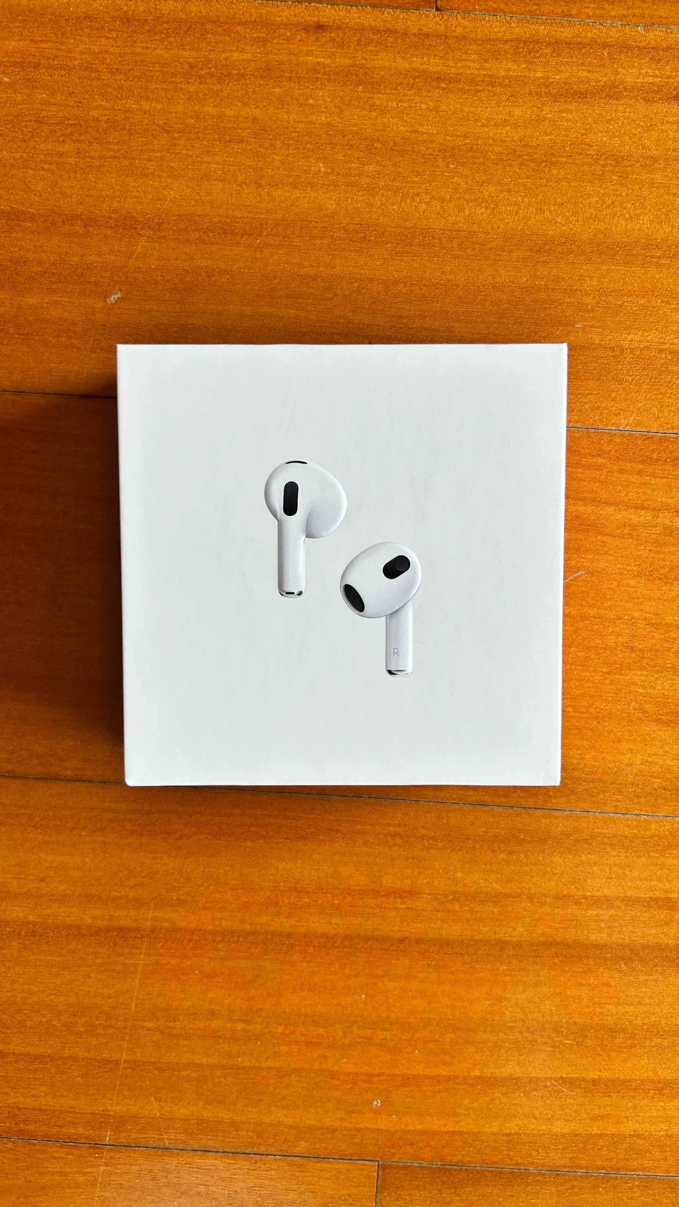 Apple AirPods 3ª Geração com Caixa de carregamento Lightning