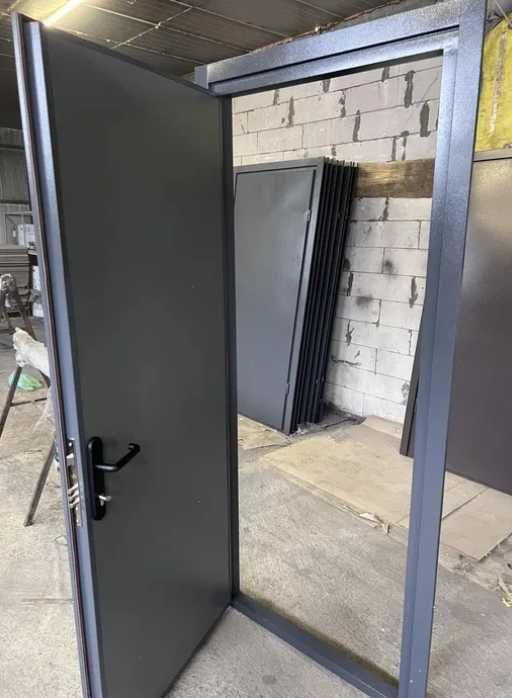 Технічні металеві вхідні двері в будинок госпблок з ДСП накладками