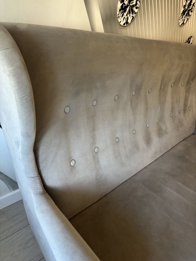 Sofa na nozkach nierozkladana