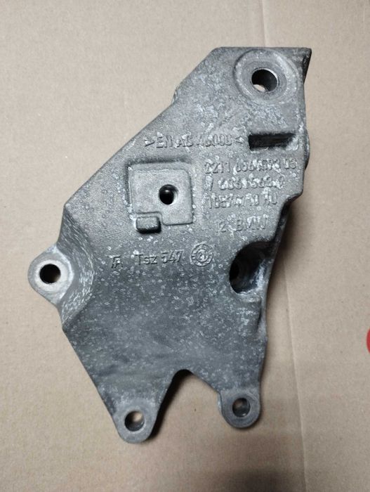 BMW X3 G01 G02 G30 подушка двигуна ліва лапа опора 6864593 22116864593