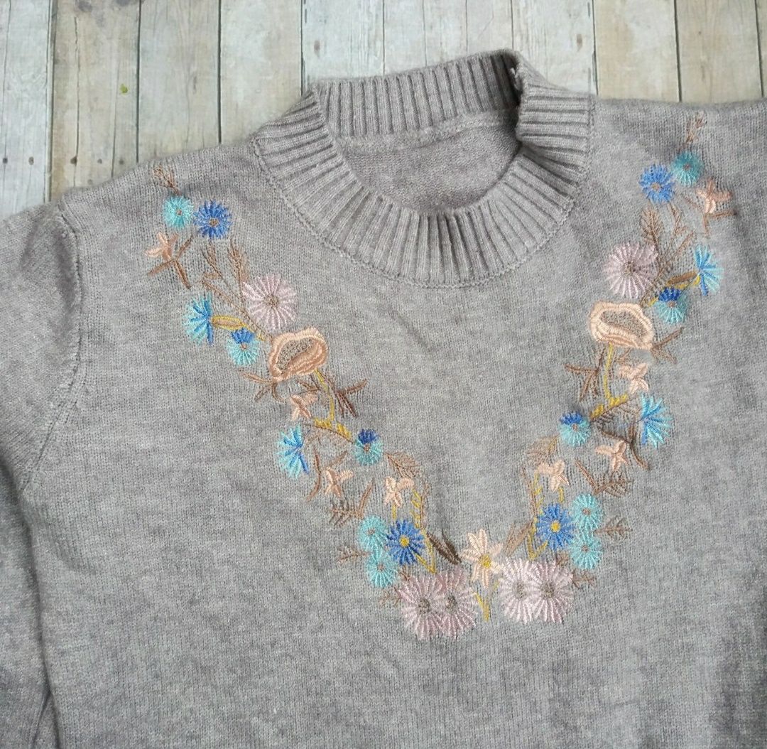 Красивая кофточка свитер вышивка цветы серый для девочек разм до 46