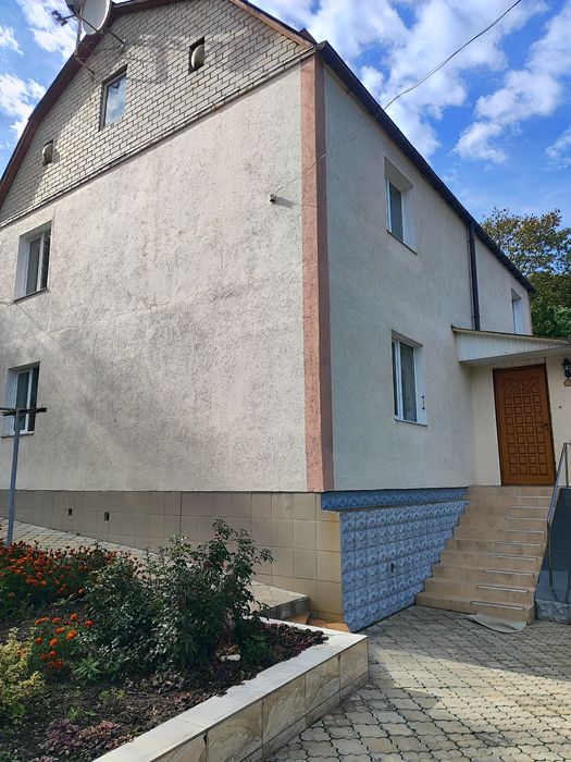 Продам будинок в центрі з ділянкою