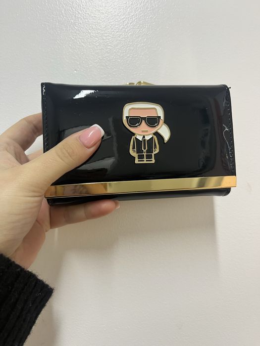 Duży portfel Karl Lagerfeld czarny lakierowany 10x20 cm – nowy
