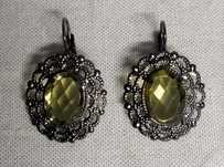 Brincos novos metal negro com pedras verdes