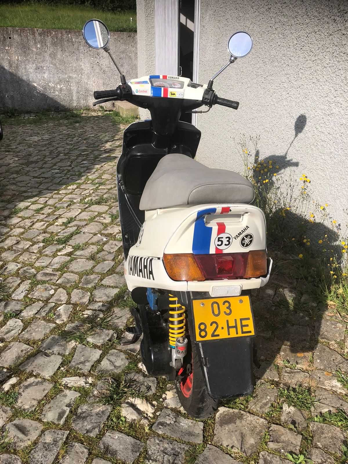 Mota Yamaha 50R AXIS com capacete