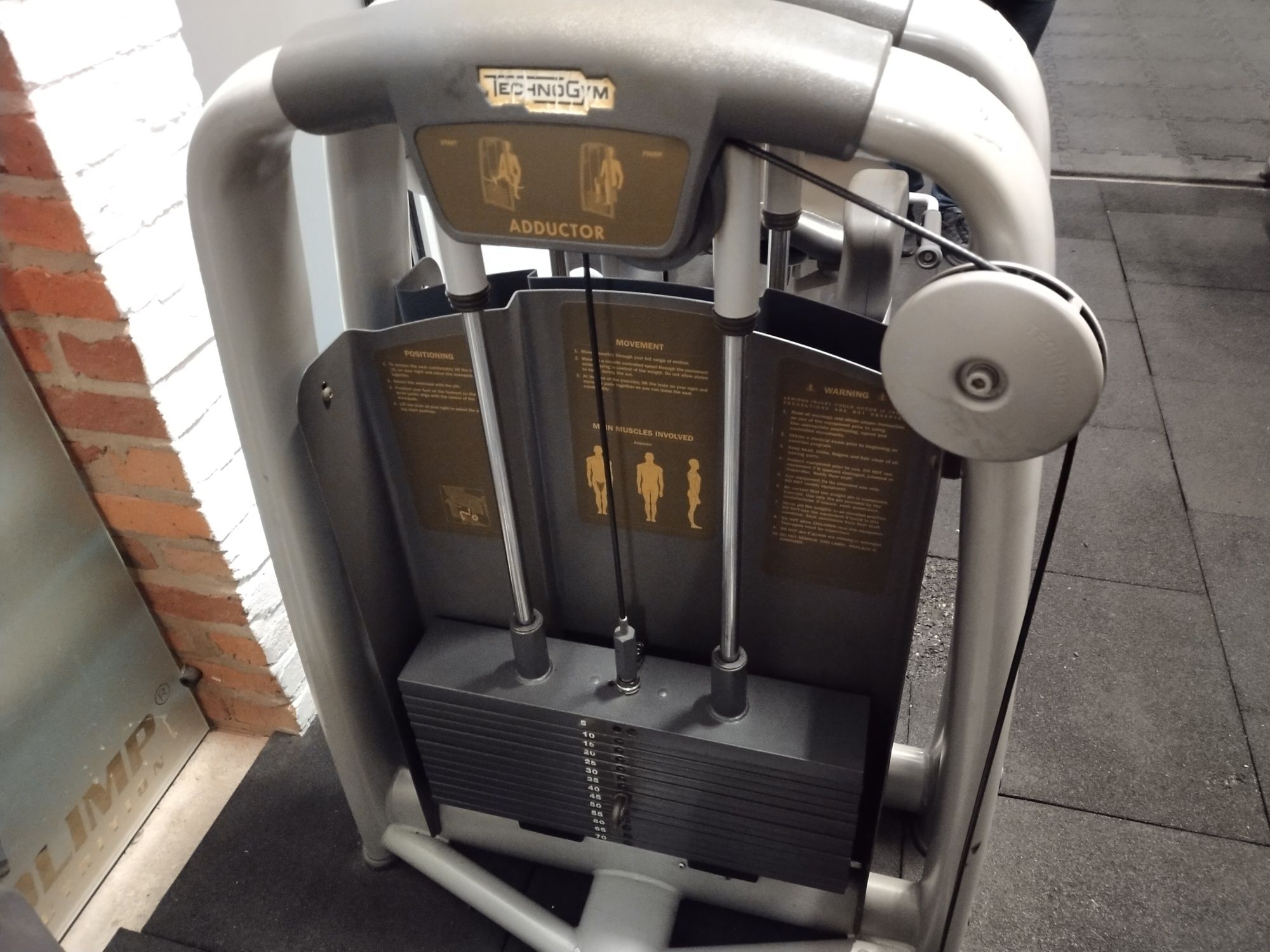 Maszyna na nogi stos Techno Gym