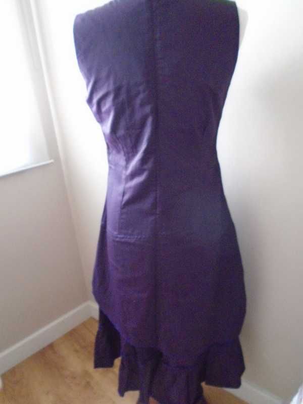 Vestido corte assimétrico com saia dupla/sobreposta