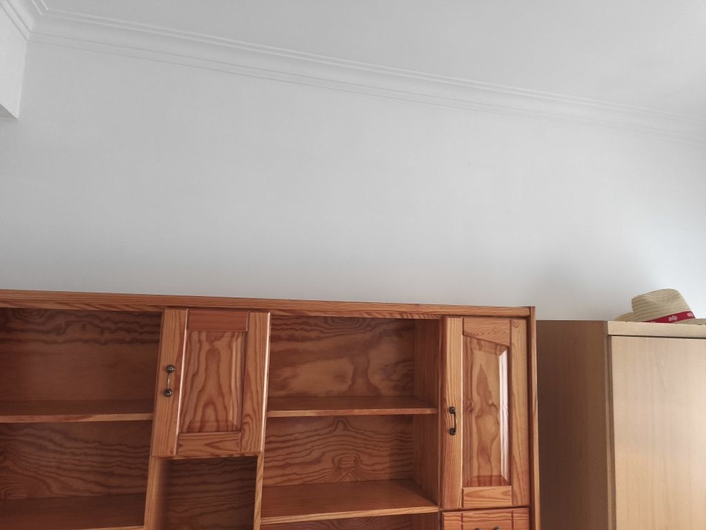 Quarto de criança com cama de 2 gavetas com colchão quarda roupa e com