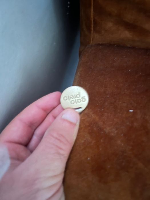 Sofá em veludo amarelo torrado – Loja Gato