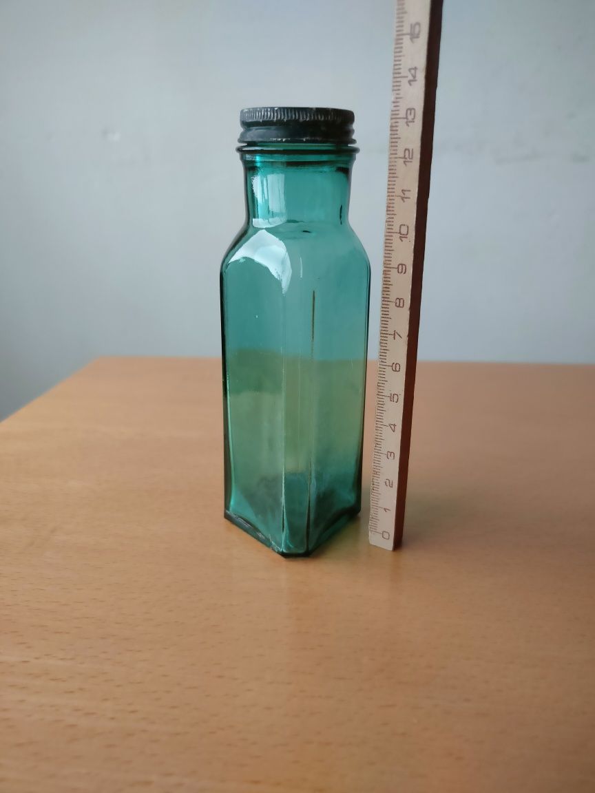 Garrafas de vidro verde antigas.
