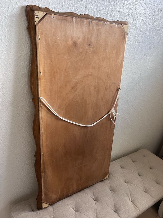 Lustro w drewnianej ramie