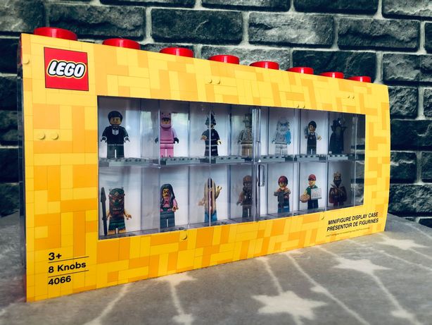 Gablotka na 16 minifigurek LEGO, czerwona, przeźroczysta i modułowa.