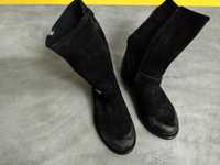 Botas pretas novas