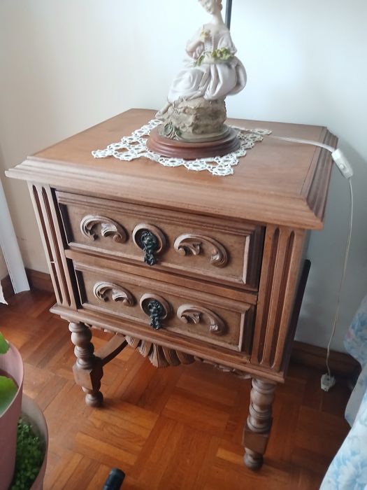 Cama de casal e mesas