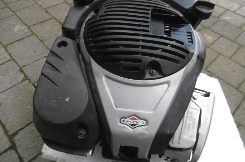 Silnik kosiarki spalinowej B&S/na części/.