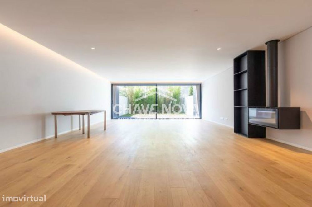 Moradia em Banda T4 Nova em Condomínio Fechado em Nevogilde