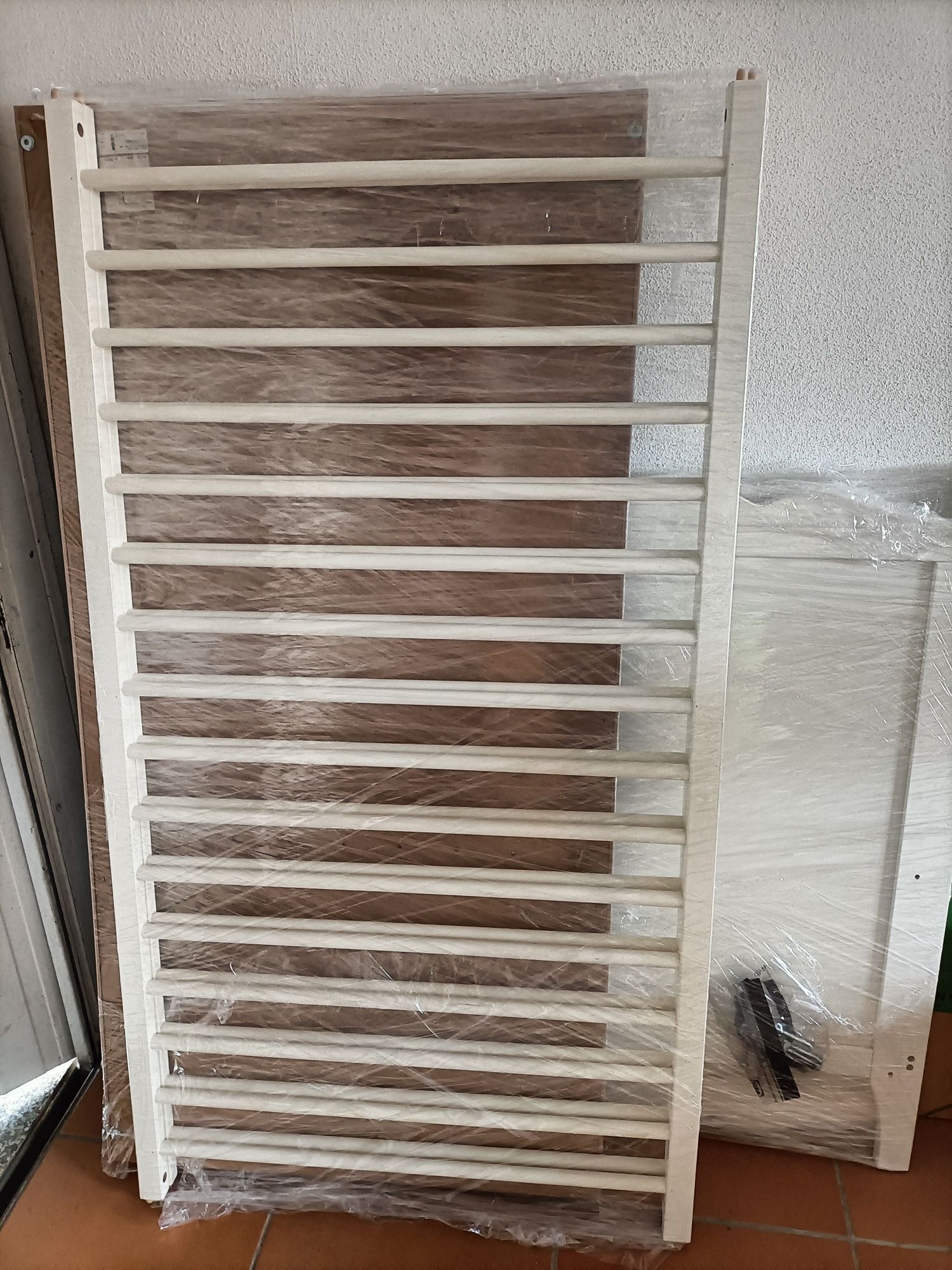 Cama de bebé branca do IKEA mais coisas