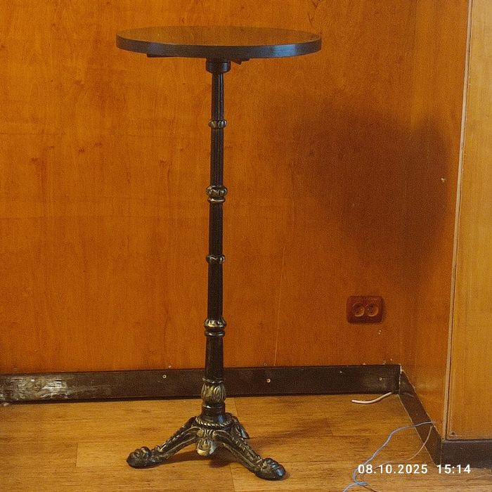 Барный столик на чугунной основе