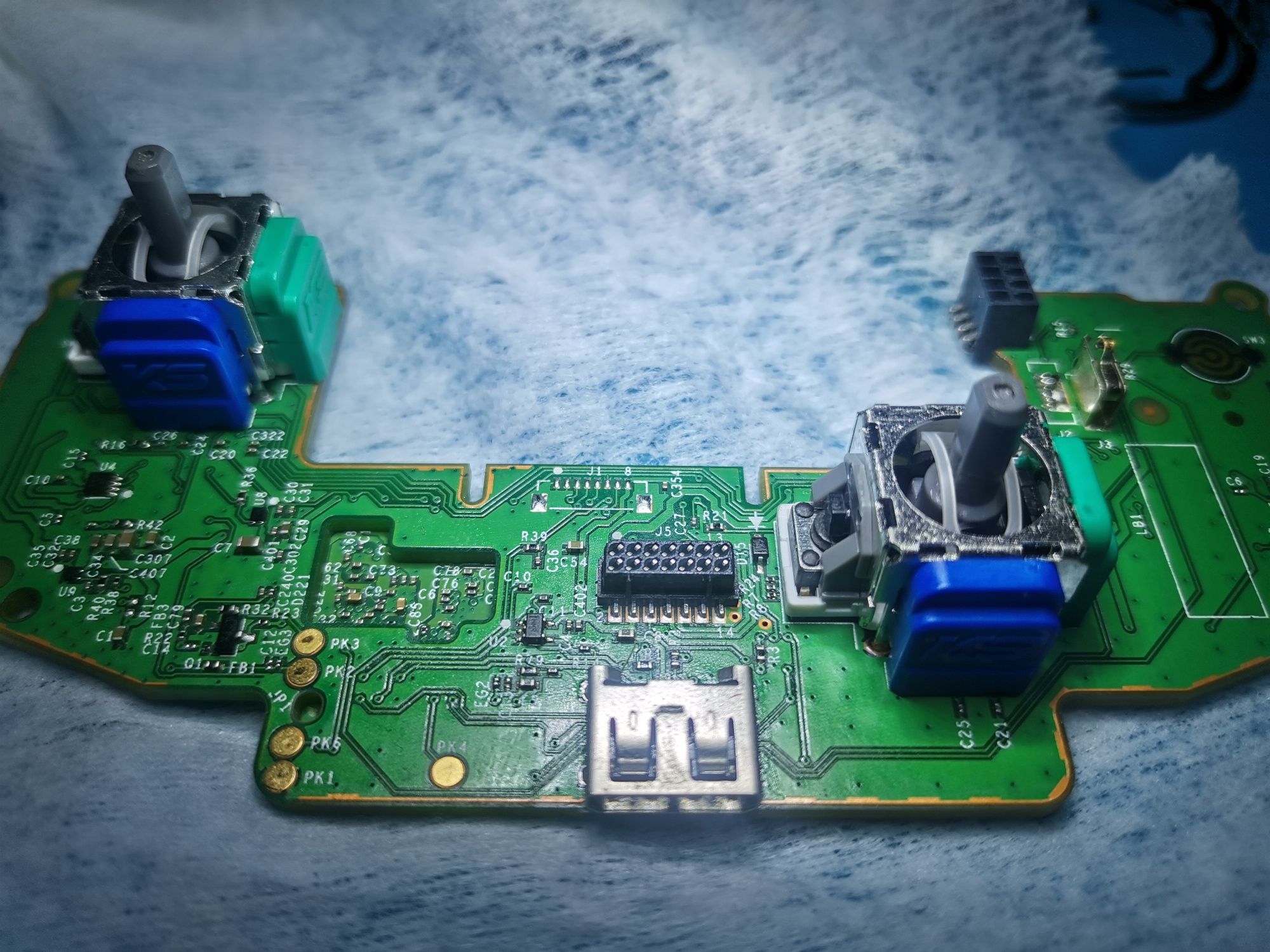 W 100% sprawny pad Xbox series s/x z analogami tmr