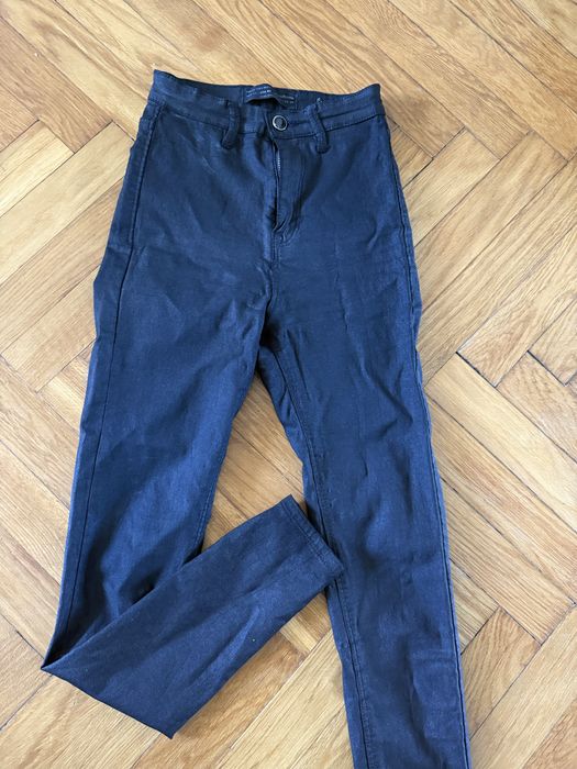 Czarne woskowane spodnie z wysokim stanem stradivarius