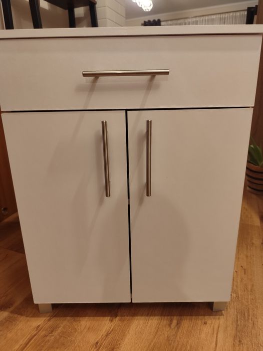 Sprzedam białą szafkę z szufladą