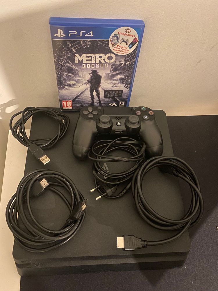 PS4 COM COMANDO E JOGO / semi nova