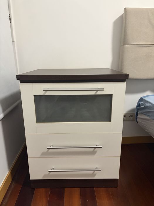 Criado mudo espaçoso em mandeira