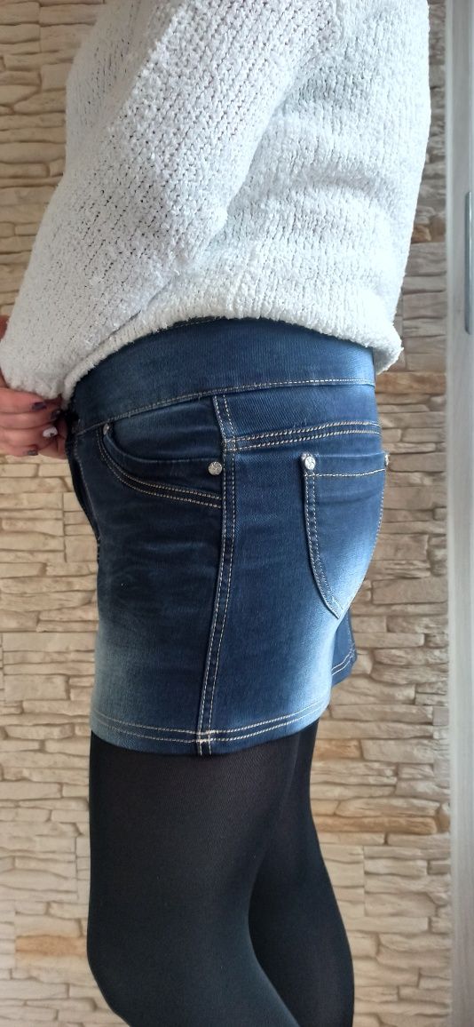 Spódnica spódniczka mini jeans dżinsowa kolor granat efekt sprania.