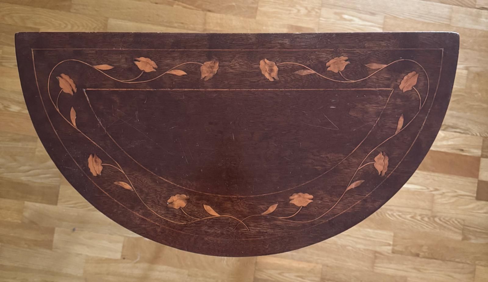 Uma mesa meia-lua com embutidos.