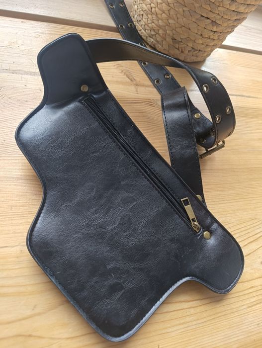 Saszetka na biodro, elegancka nerka czarna