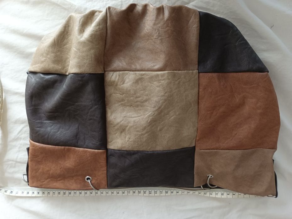 Mala tipo saco tons castanho