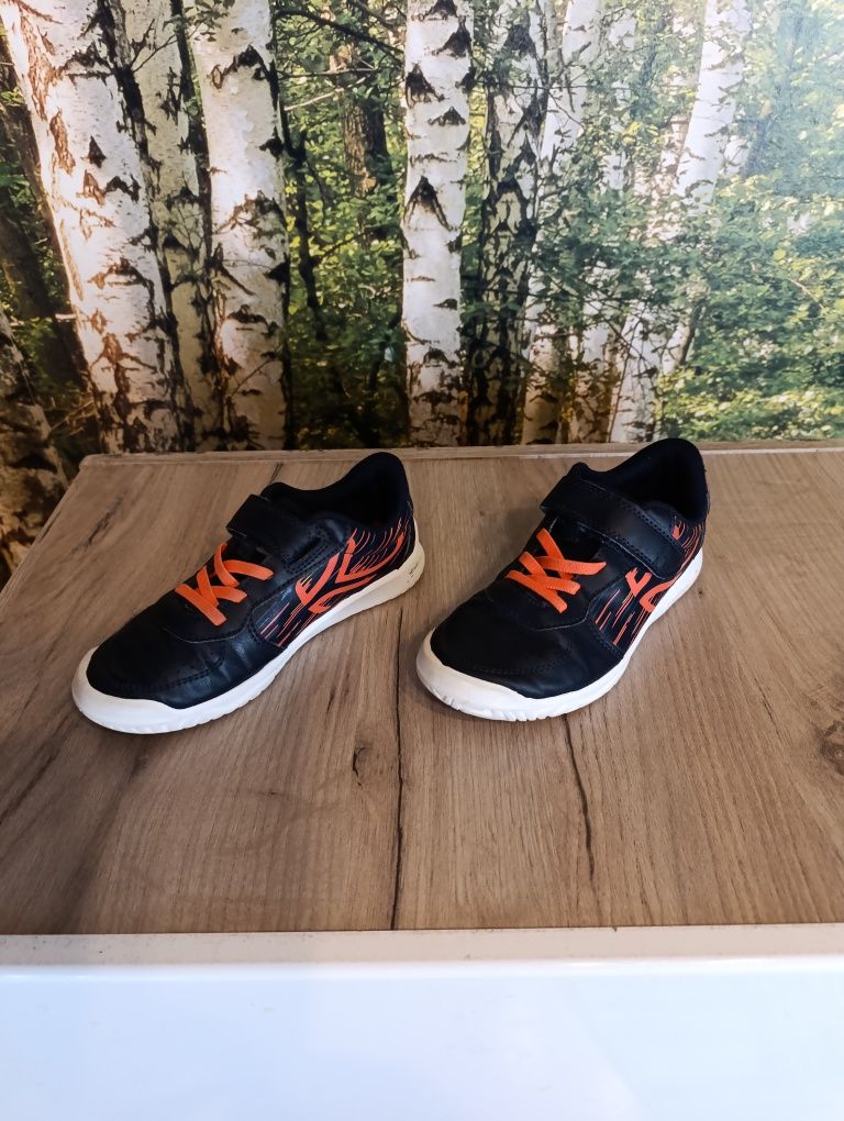 Adidaski z białą podeszwą