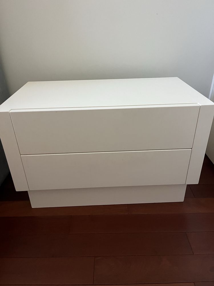 Mesa cabeceira branca
