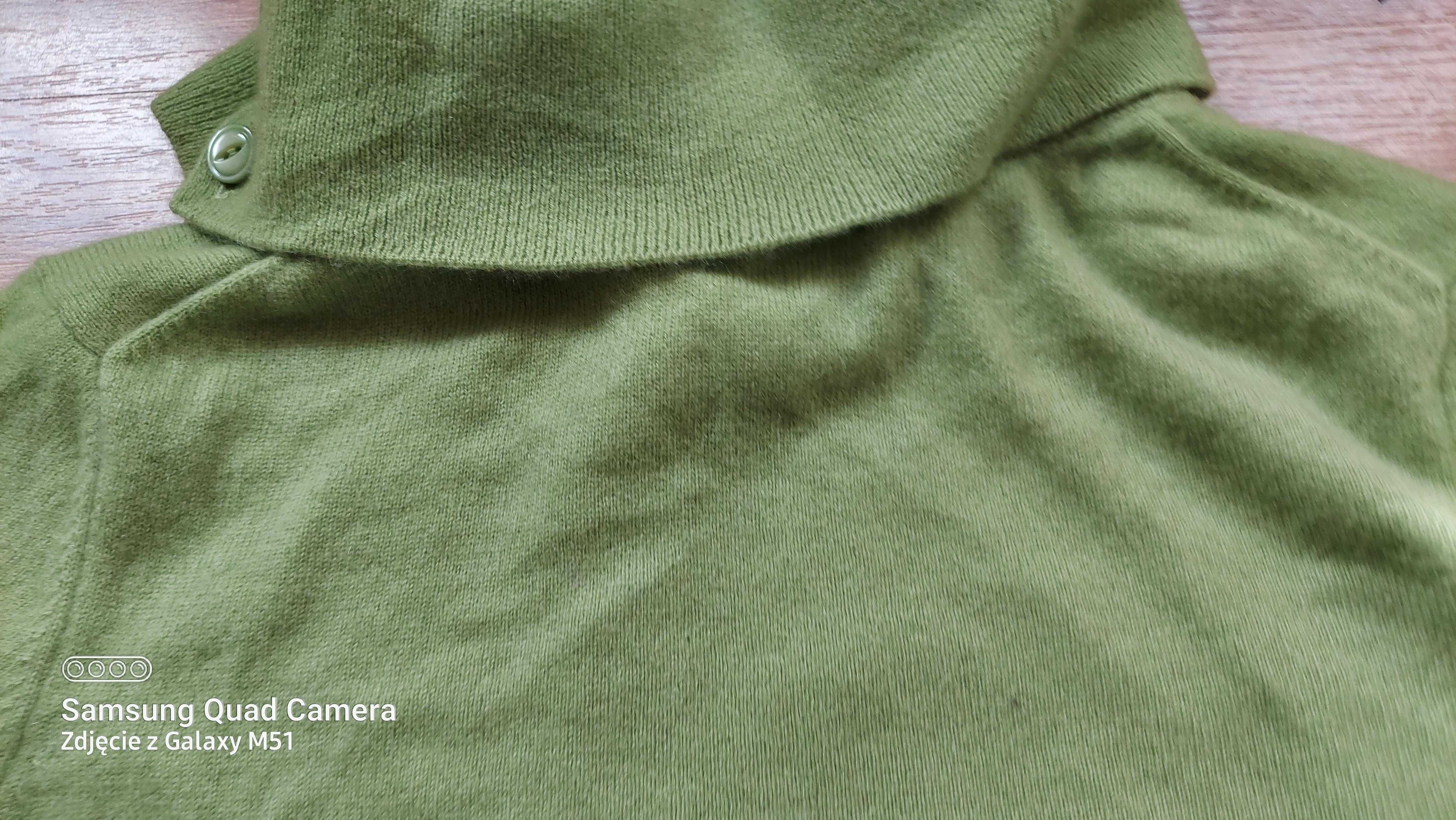 Zielony rozciągliwy sweterek uniwersalny