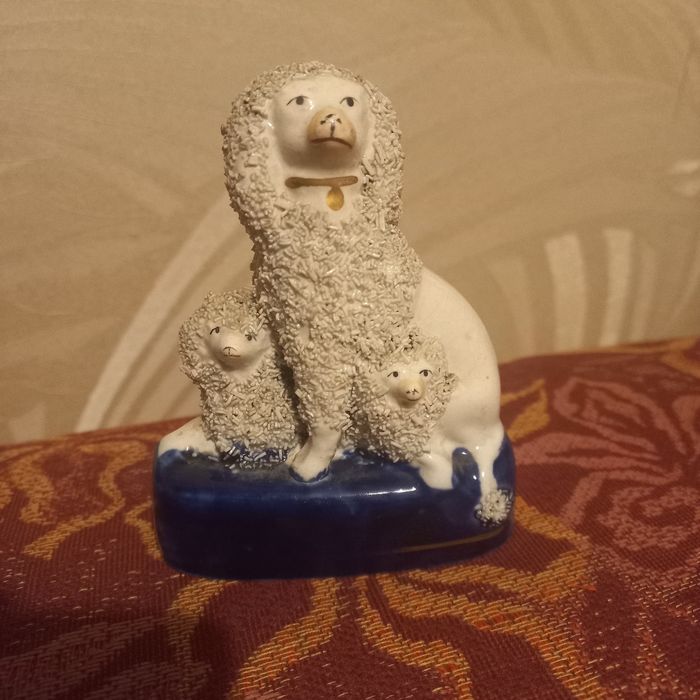 Статуетка стаффордширского пуделя