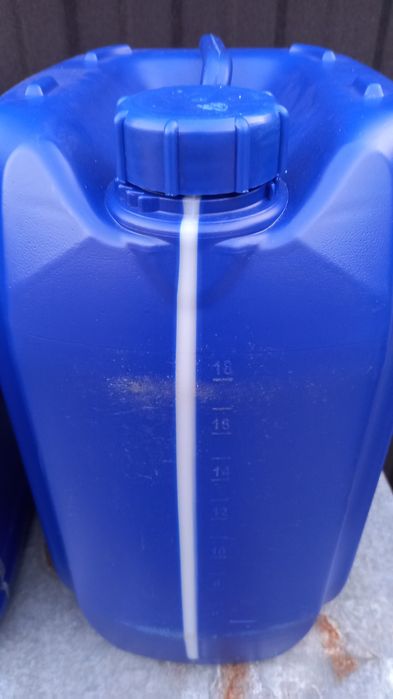 Пластикові каністри