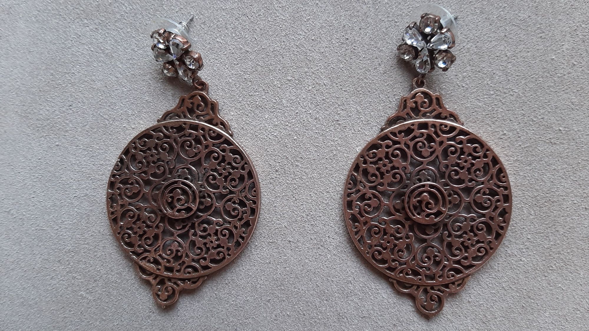 Brincos compridos vintage, cor cobre.
Vintage