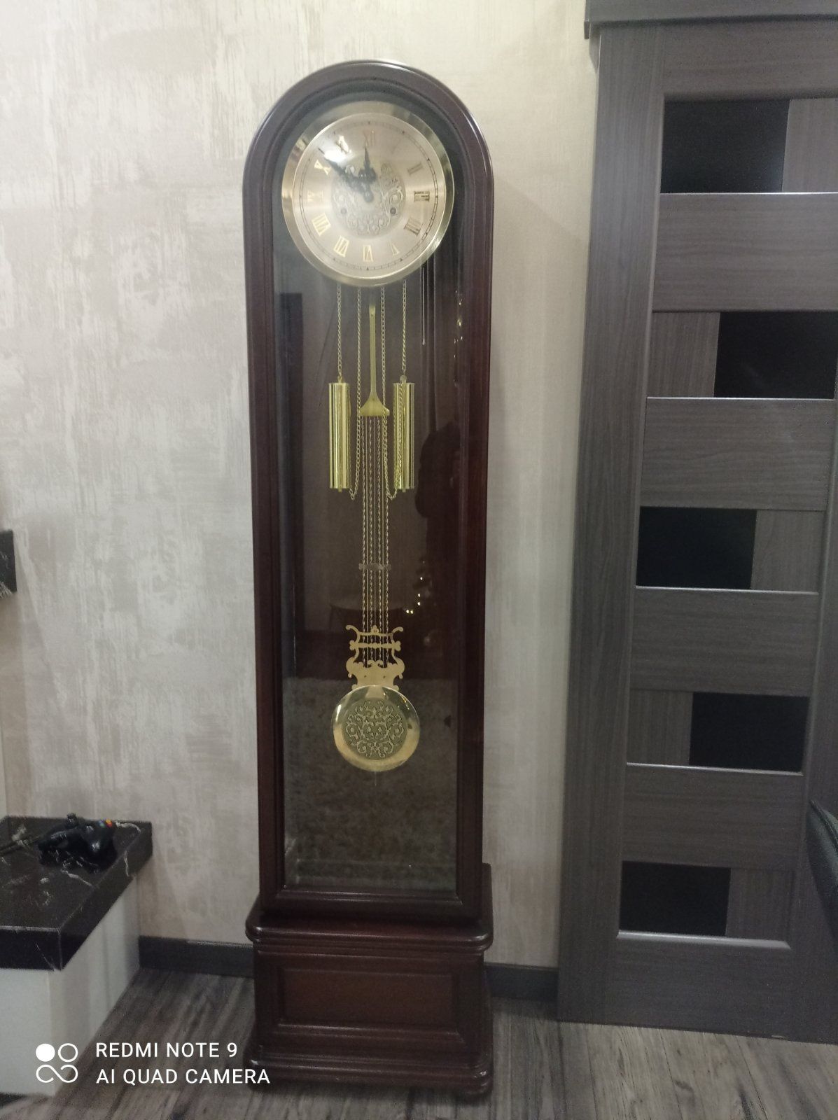 Підлоговий годинник, дерев'яний в ідеальному стані