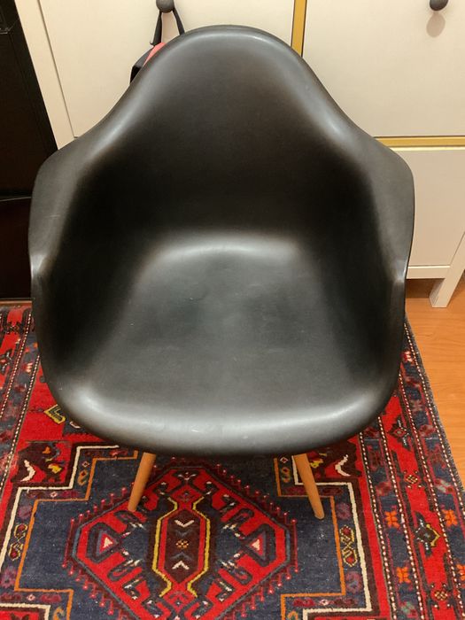 Cadeira preta com pés de madeira