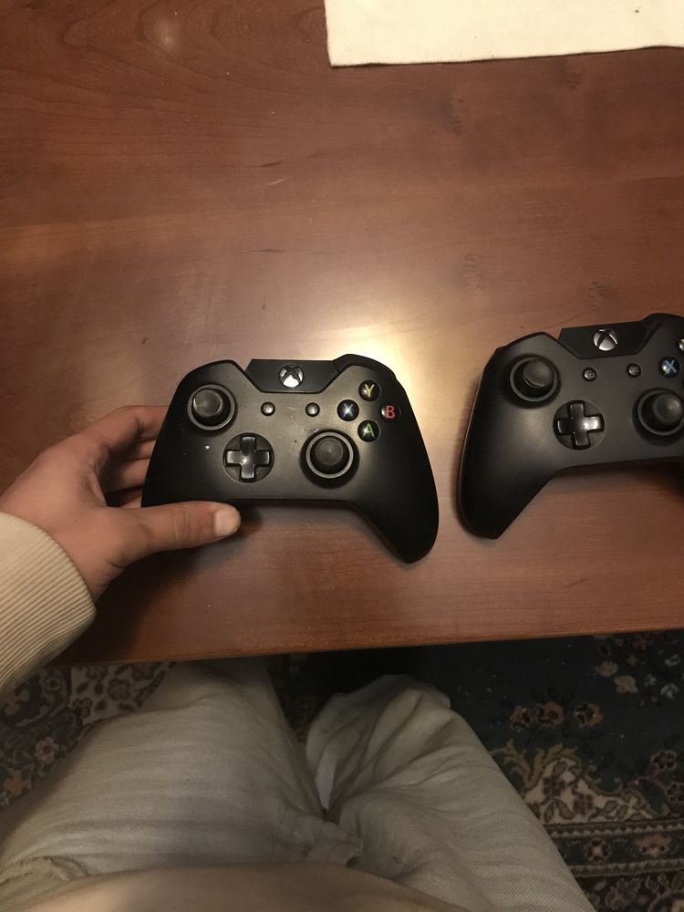 Xbox one com dois comandos e cabos originais