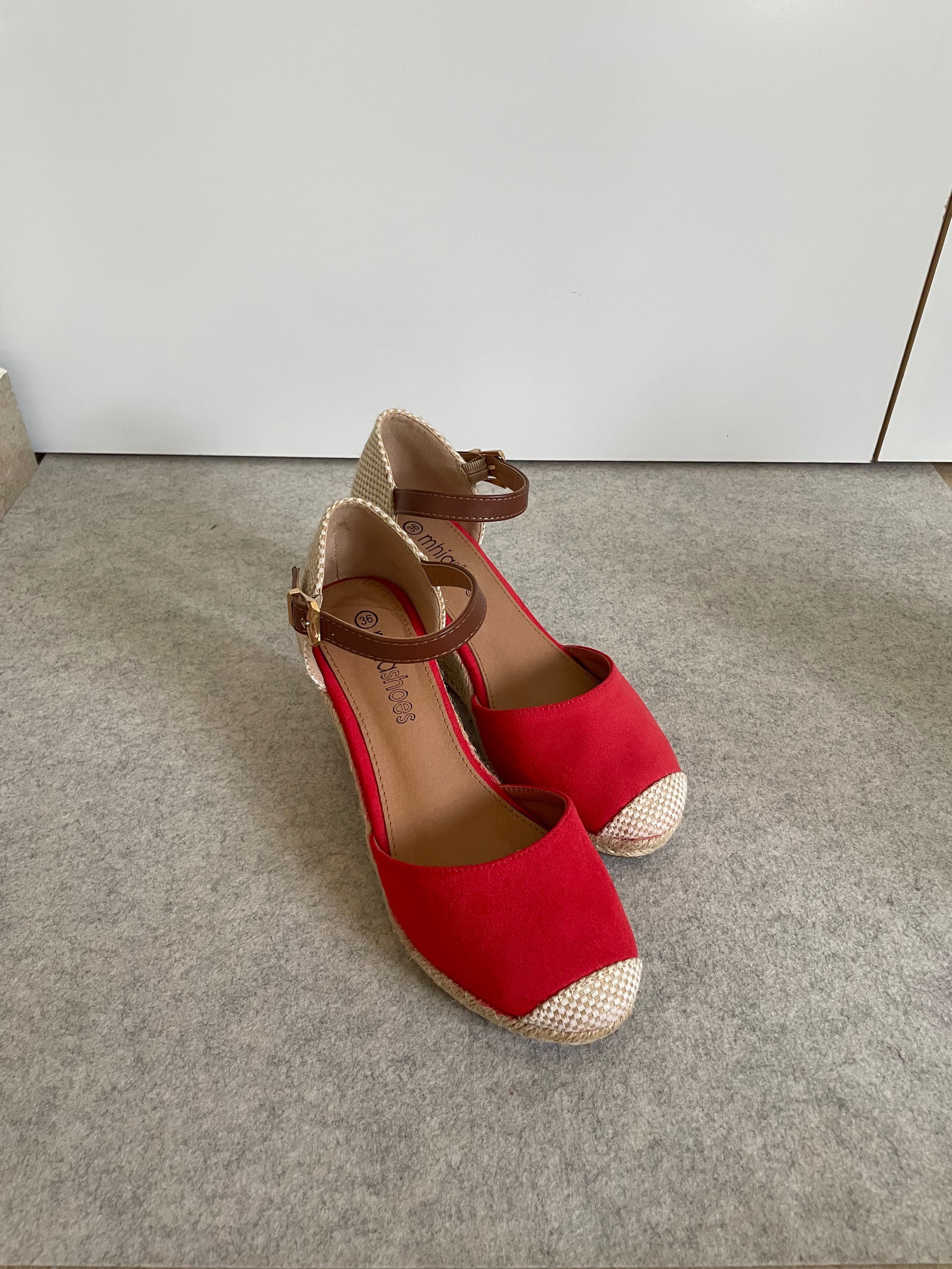 Sapatos de cunha vermelhos