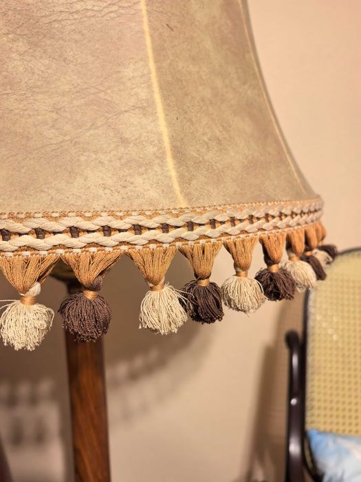 Lampa stojąca retro beżowa brązowa złota abażur z frędzlami antyk