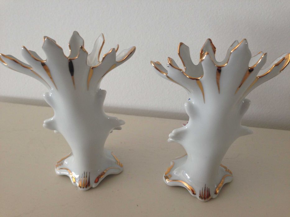 Par de jarras e par de castiçais, em porcelana floral, década 1960.